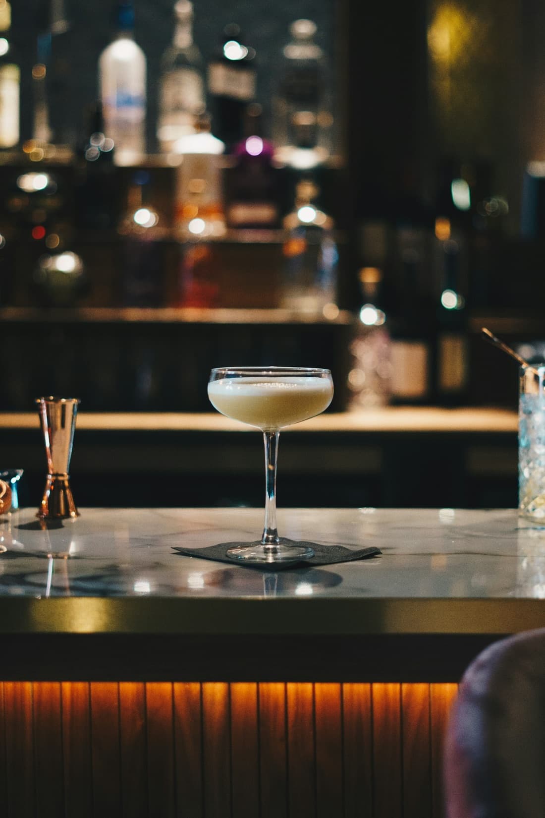 Cocktail crémeux dressé sur le comptoir, ambiance feutrée.
