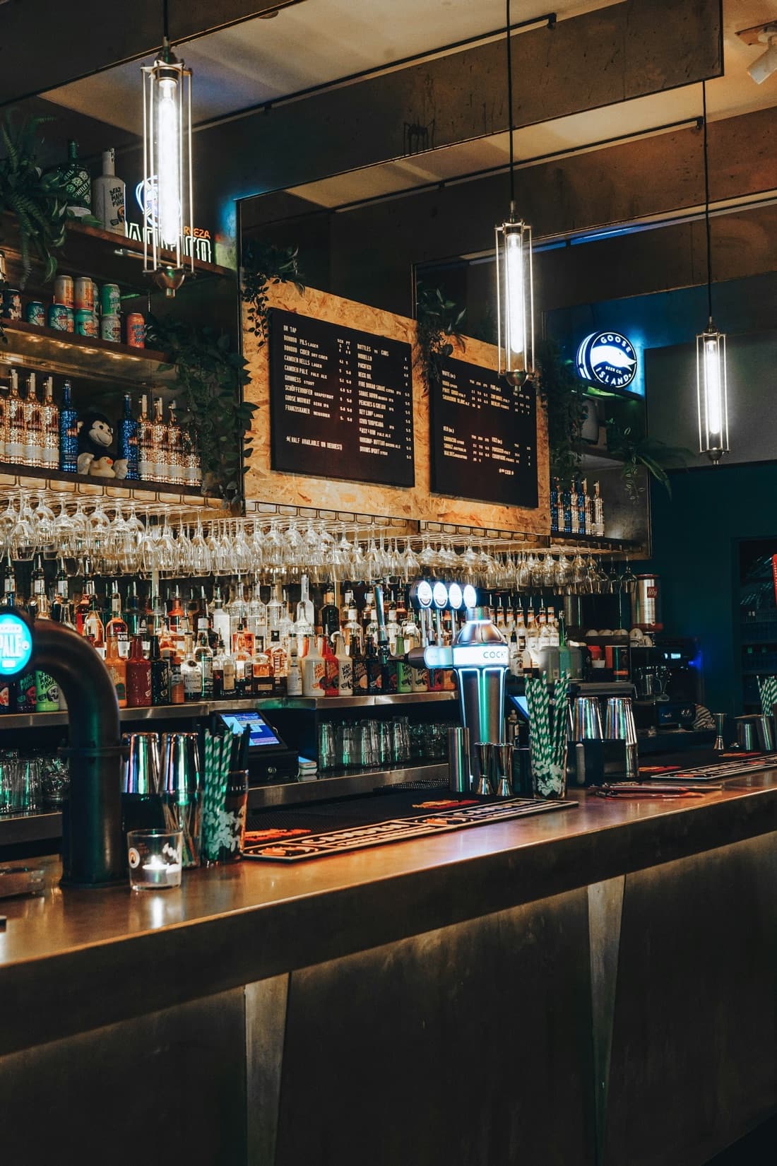 Comptoir intime du Jardin du Kraken, le speakeasy caché.